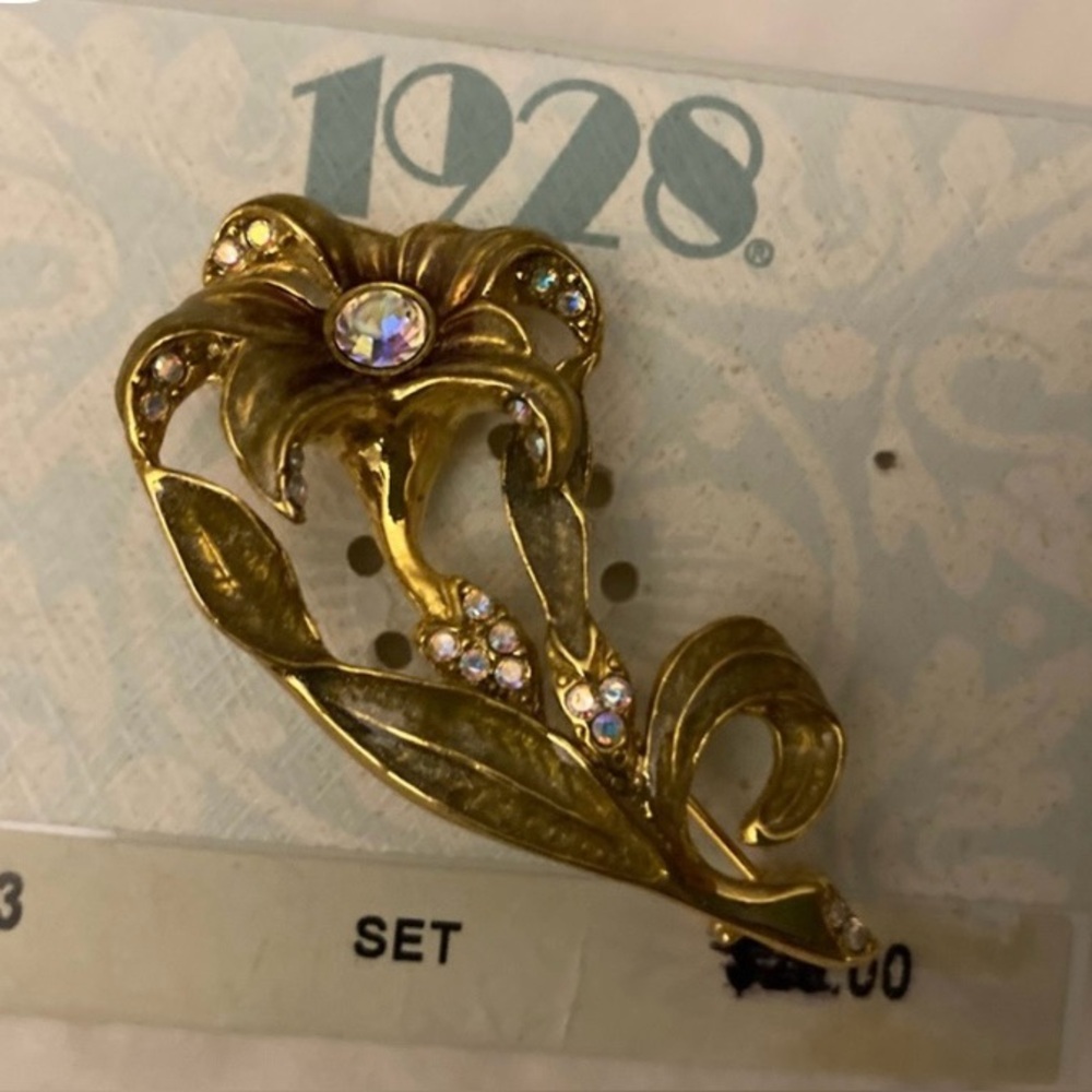1928 gold tone flower broach with rhinestones NOS new old stock